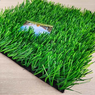 55mm Yığın Yüksekliği Futbol Yapay Çim Doldurma Gerekli UV Dirençli Su geçirgen Yeşil Yapay Çim