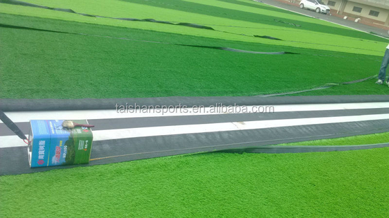 8000 Dtex 140 dikiş / M 55mm Futbol Sentetik Çim Düşük bakım ve kolay montaj