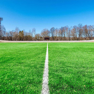 Futbol Yapay Çim Ölçüsü 5/8 inç PE malzemesi Yeşil renk Sahte Çim Futbol sahaları ve okul oyun alanları için