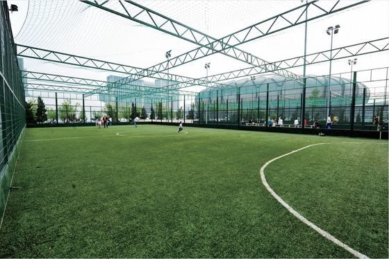 60mm Yığın Yüksekliği Futbol Yapay Çim Spor Sahte Çim 5/8'''lik Ölçüm 140 Dikiş/M Yapay Çim