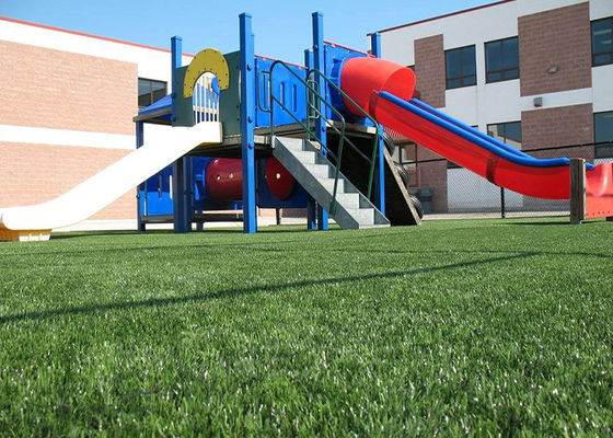 Bahçeler ve Peyzaj için Gerçekçi Görünümlü ve Az Bakımlı 42mm Kazık Yüksekliğinde Suni Çim