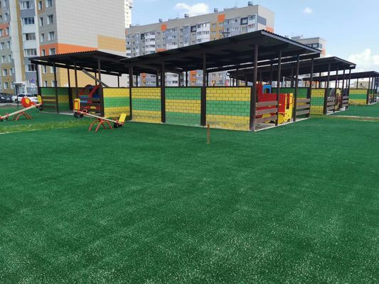 Bahçeler ve Peyzaj için Gerçekçi Görünümlü ve Az Bakımlı 42mm Kazık Yüksekliğinde Suni Çim