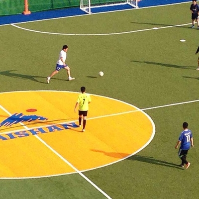 55mm Yığın Yüksekliği Futbol Yapay Çim Doldurma Gerekli UV Dirençli Su geçirgen Yeşil Yapay Çim
