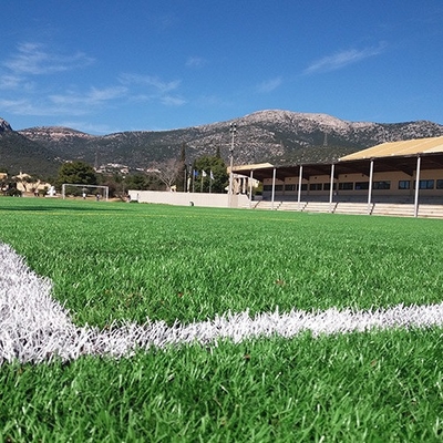 55mm Yığın Yüksekliği Futbol Yapay Çim Doldurma Gerekli UV Dirençli Su geçirgen Yeşil Yapay Çim