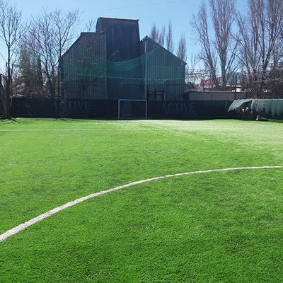 55mm Yığın Yüksekliği Futbol Yapay Çim Doldurma Gerekli UV Dirençli Su geçirgen Yeşil Yapay Çim