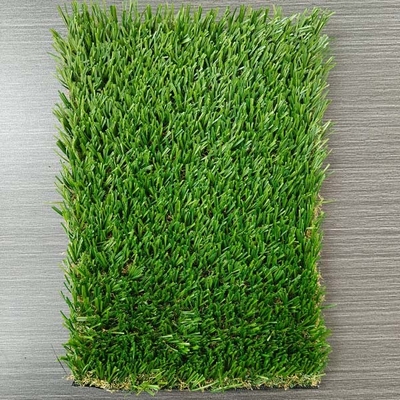 30 mm yapay yeşil çim, parlak renkler ve güçlü yapışkan destekle.