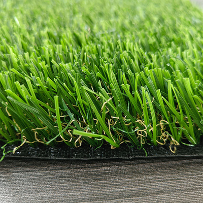 Yüksek dayanıklılıklı, bakım gereksinimleri düşük, spor etkinlikleri ve açık hava etkinlikleri için çok amaçlı yapay çim