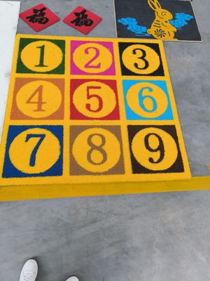 Özelleştirilebilir Logo Deseni Yapay Çim Mükemmel Yangına ve UV Direncine Sahip Sentetik Çim