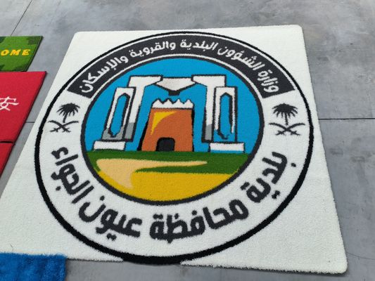 Özelleştirilebilir Logo Deseni Yapay Çim Mükemmel Yangına ve UV Direncine Sahip Sentetik Çim