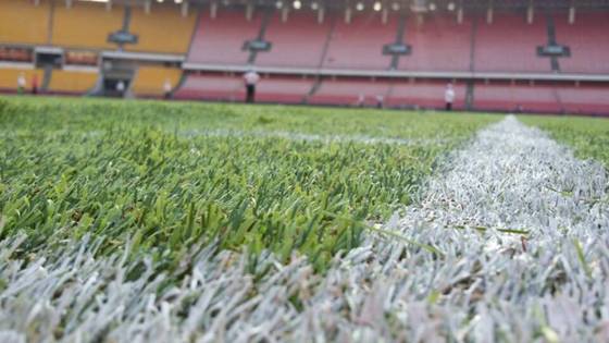 30mm Dolgu Gerektirmeyen Yapay Çim Futbol Sahaları İçin Harika Su Geçirgenliği ile Toptancılar ve Yerel Acenteler İçin