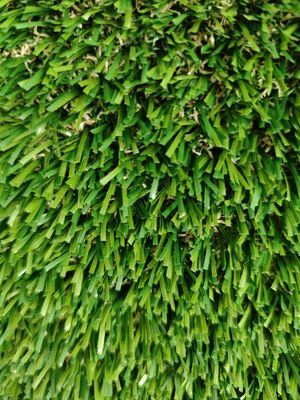 Dolgu Malzemesi Olmayan Yeşil Suni Çim Şeffaf Lateks 30mm PE&PP malzeme Az Kum Gerekli Drenaj delikleri