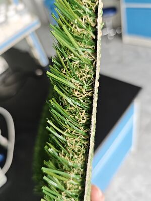 Dolgu Malzemesi Olmayan Yeşil Suni Çim Şeffaf Lateks 30mm PE&PP malzeme Az Kum Gerekli Drenaj delikleri