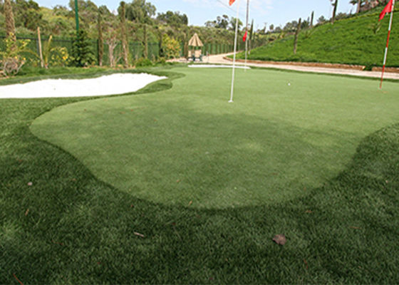 Golf sahaları için yüksek geçirgenlik ve aşınma karşıtı düşük bakımlı yapay golf çimleri