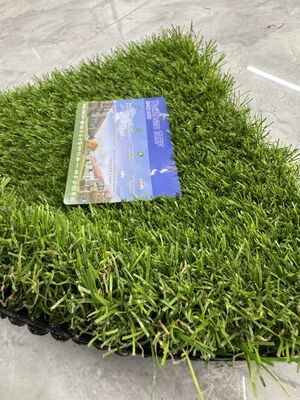 45mm Yığın Yüksekliği Beş Renkli Yönsüz Yapay Çim Bahçeler Bahçeler Avlular ve Sokaklar